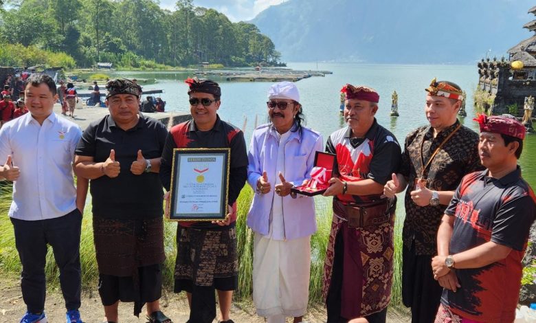 Pemkab Bangli Pecahkan Rekor Muri Penuangan Eco Enzym Terbanyak Di Danau Batur